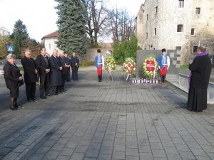 U povodu blagdana Svih svetih položeni vijenci i upaljene svijeće