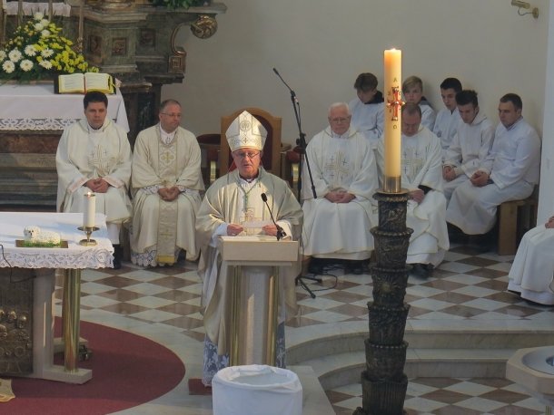 Večernju svetu misu na Uskrsni ponedjeljak, predvodio je gospićko-senjski biskup mons. Zdenko Križić